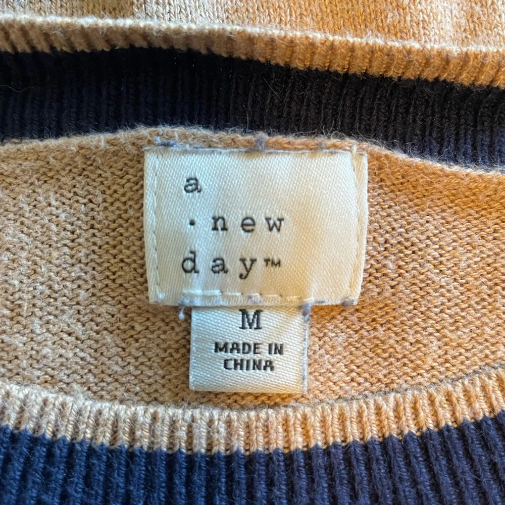 A New Day Sweater Long Sleeves Tan and Navy Size M - Picture 6 of 8